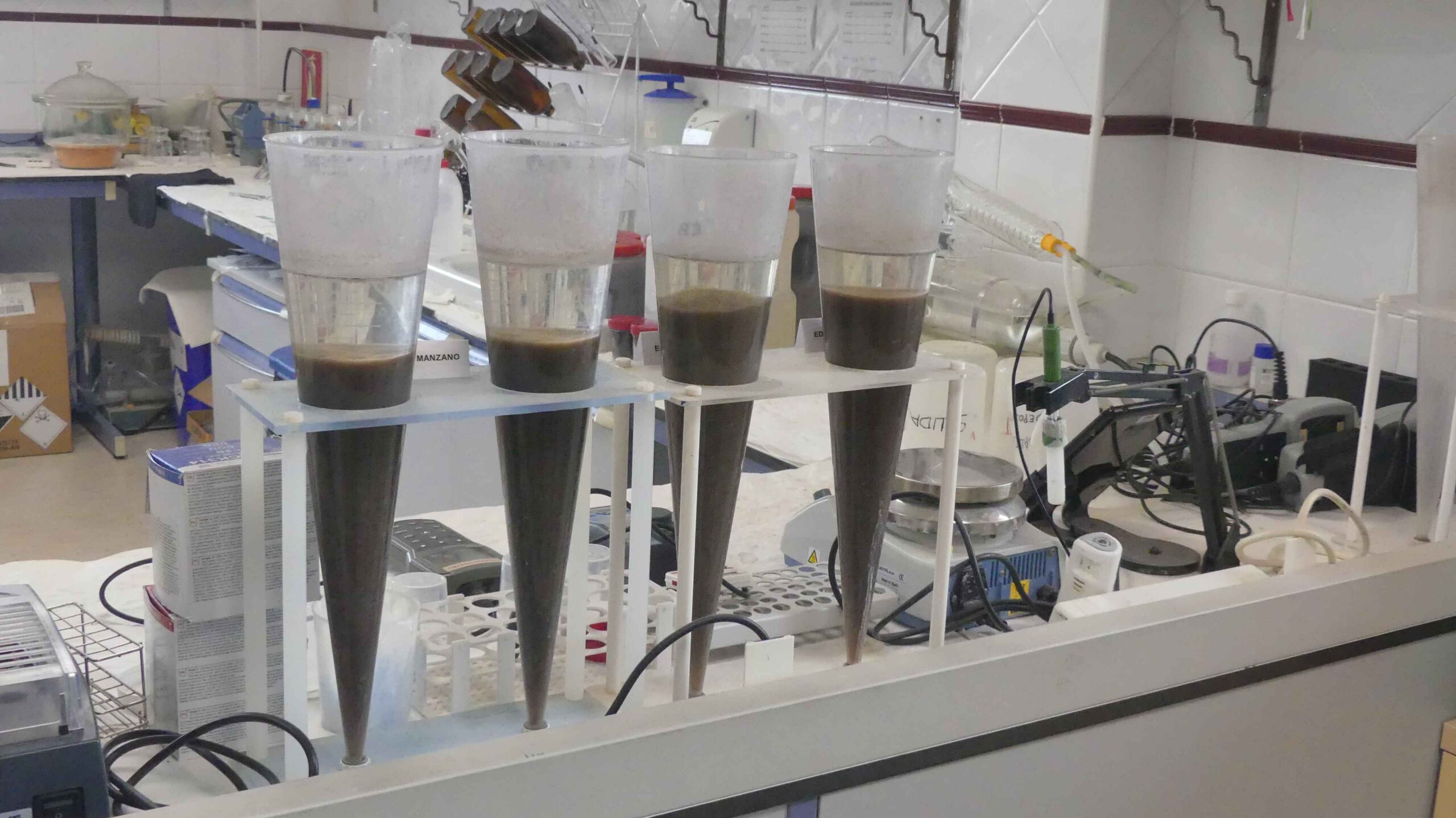 El Laboratorio de Axaragua analiza diariamente las aguas residuales