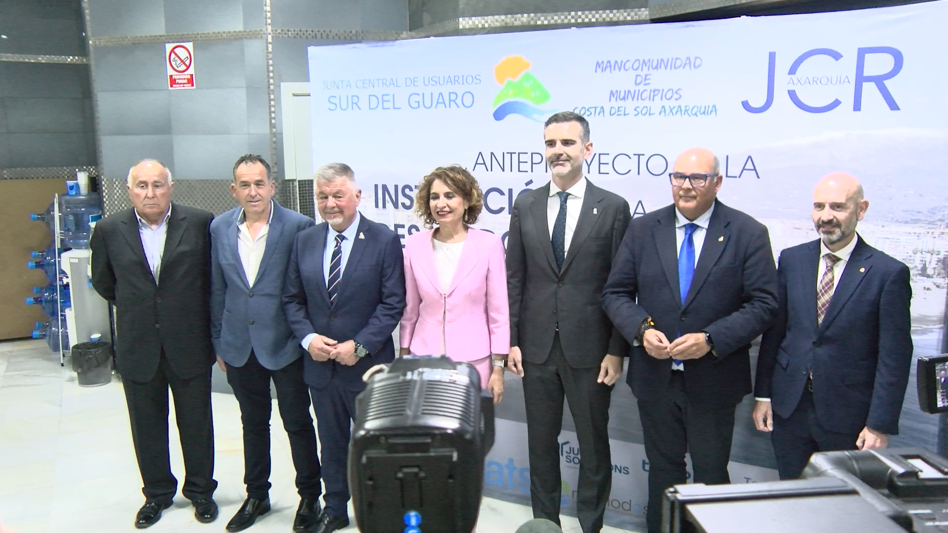 La Mancomunidad de la Axarquía y la Comunidad de regantes entregan a María Jesús Montero el anteproyectode la desaladora