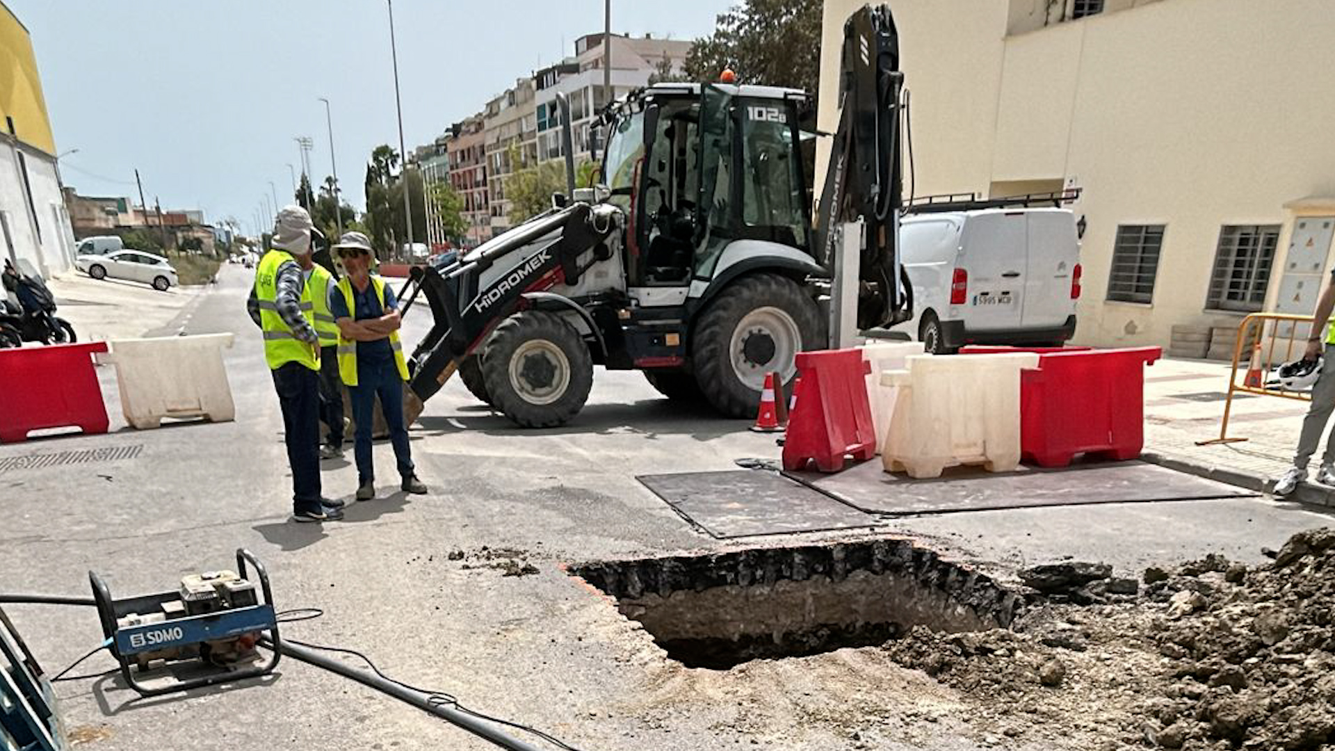 Axaragua repara con éxito una tubería de agua potable en Vélez-Málaga
